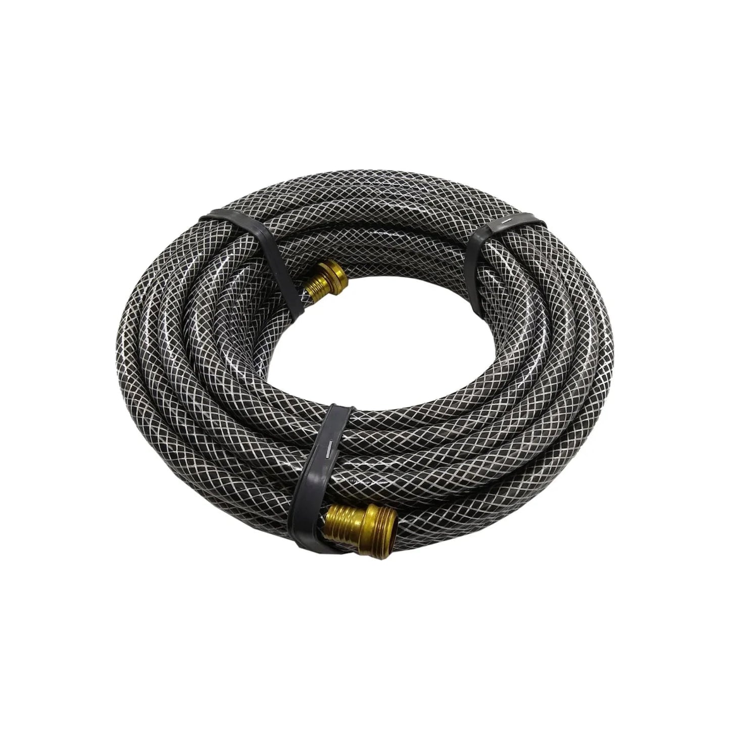 Manguera de jardín tramada negra, patrón de rombos blancos, con conexiones de latón, enrollada para riego.