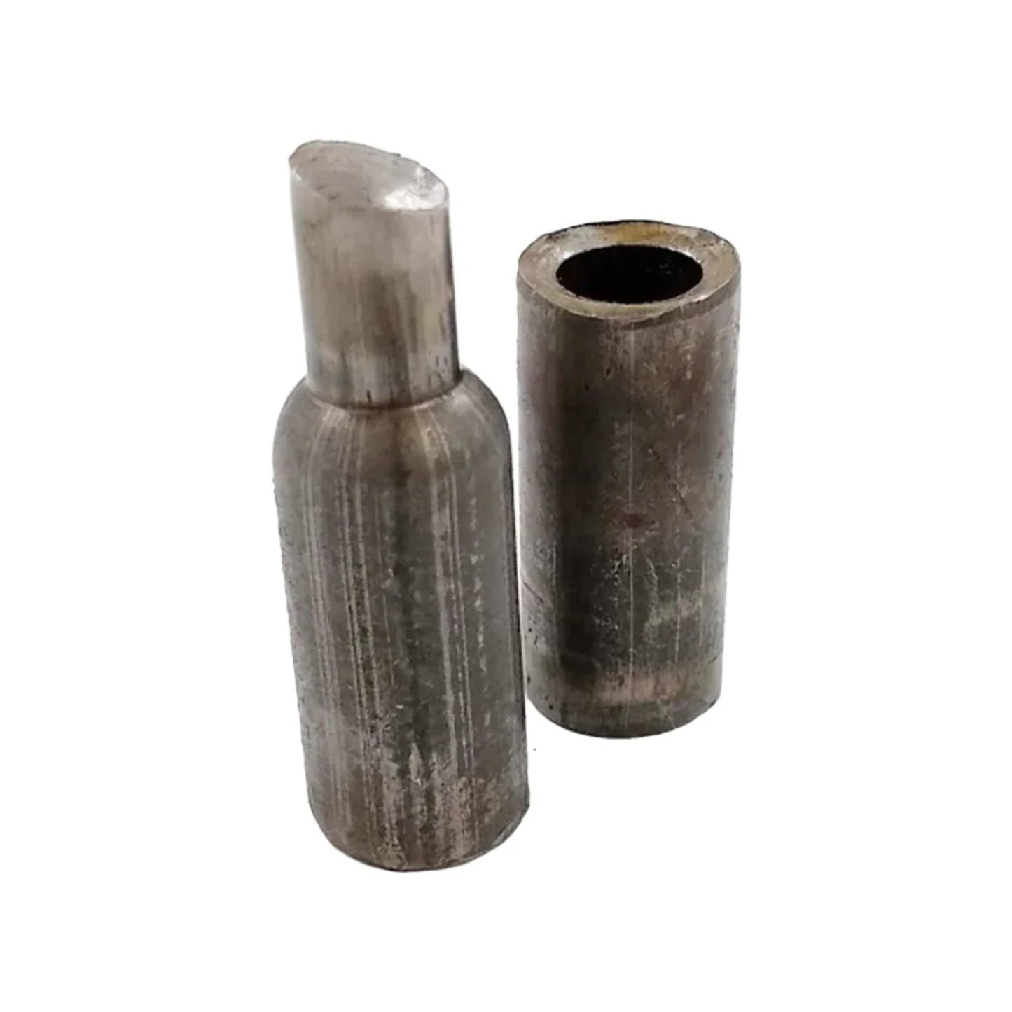 Bisagra tubular forjada de metal: perno inclinado de acero y cuerpo cilíndrico hueco. Herramientas ferretería.