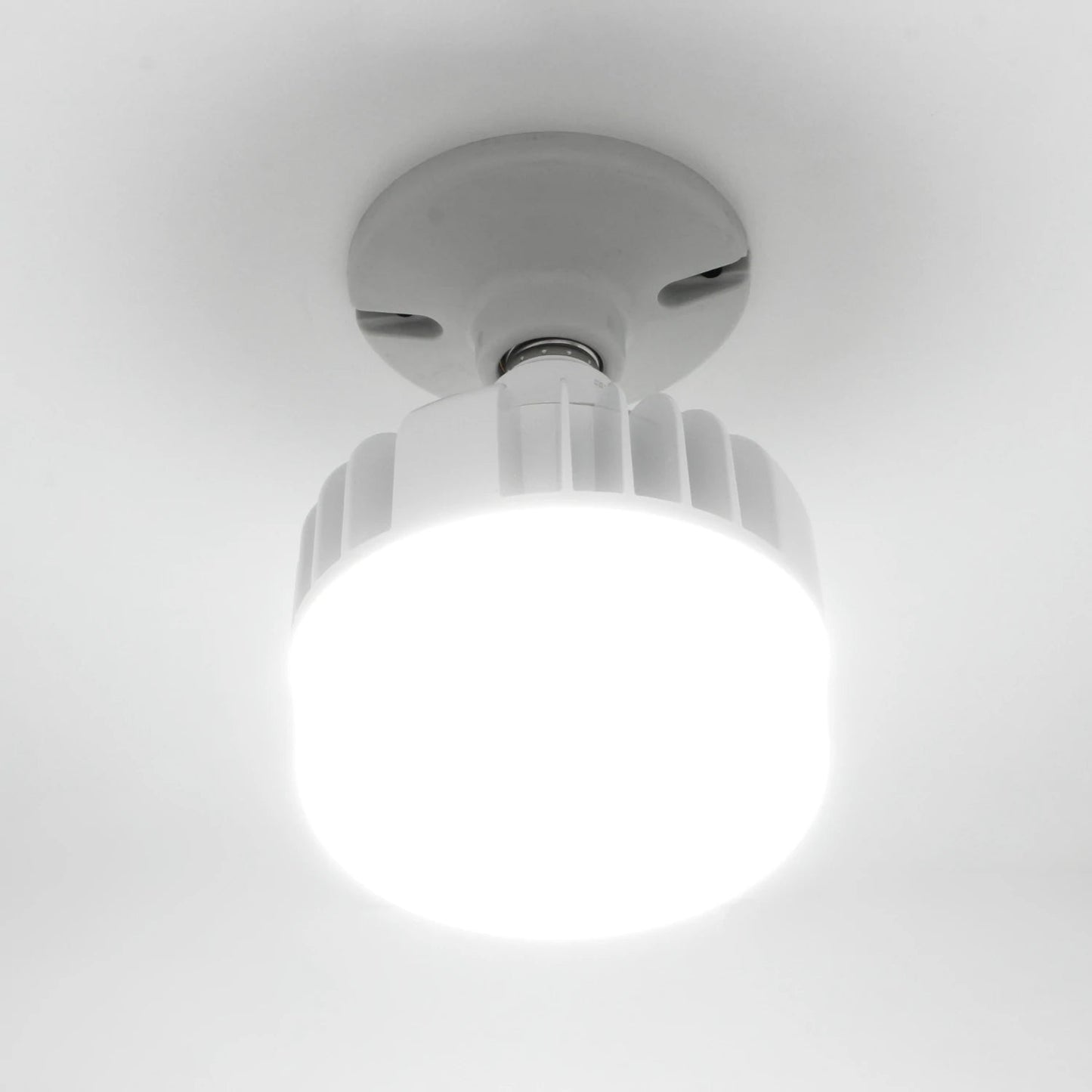 Foco LED 70W multivoltaje luz blanca fría, montado en techo. Iluminación potente para ferreterías.