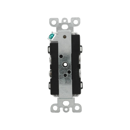 Contacto dúplex eléctrico residencial, vista lateral con cuerpo negro, tornillo de tierra verde y terminales de conexión.