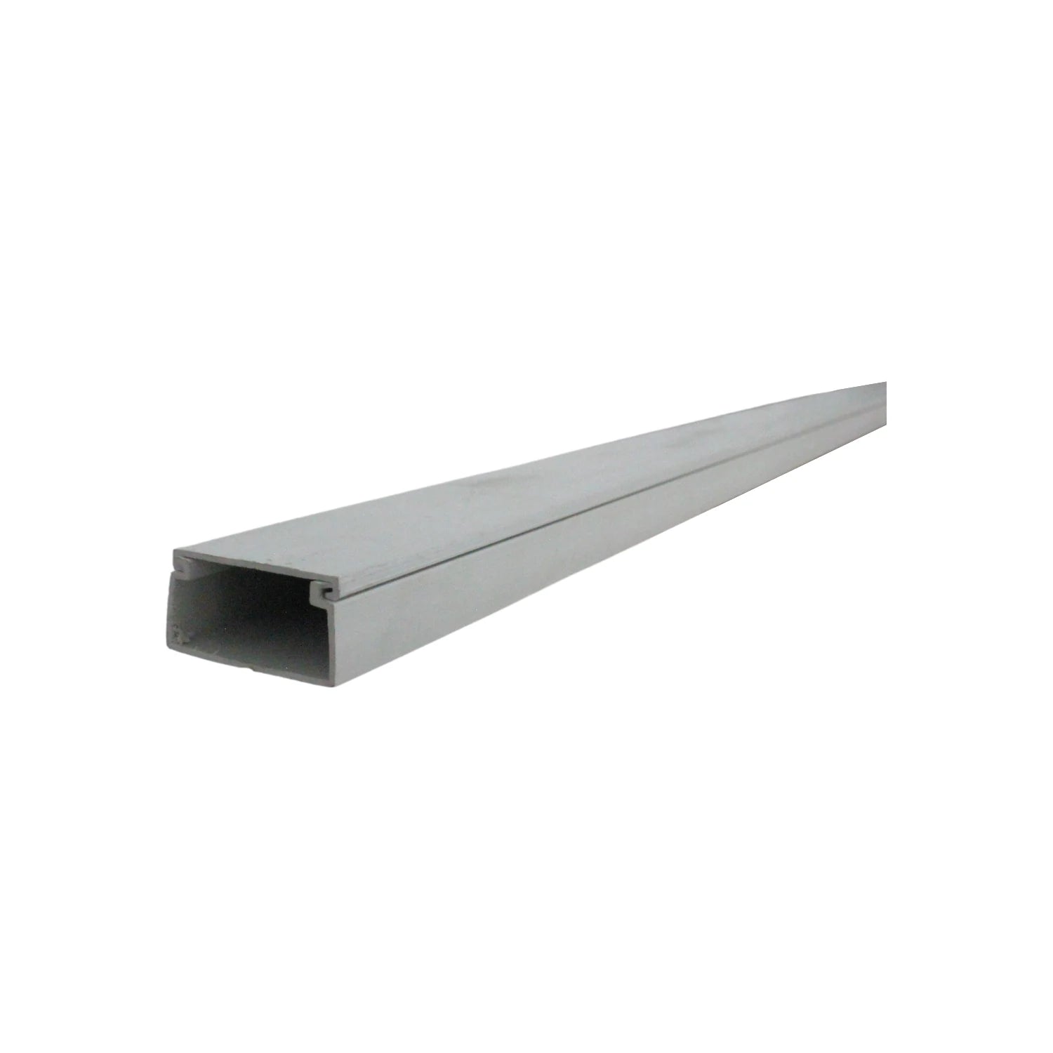 Canaleta blanca de PVC para cables, perfil rectangular, gestión y protección de instalaciones eléctricas.