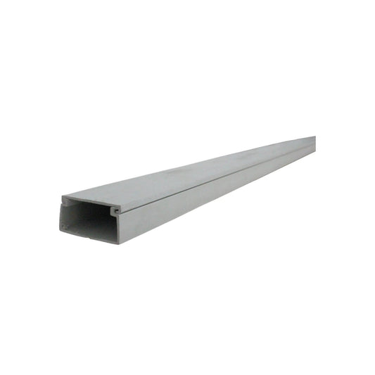 Canaleta blanca de PVC para cables, perfil rectangular, gestión y protección de instalaciones eléctricas.
