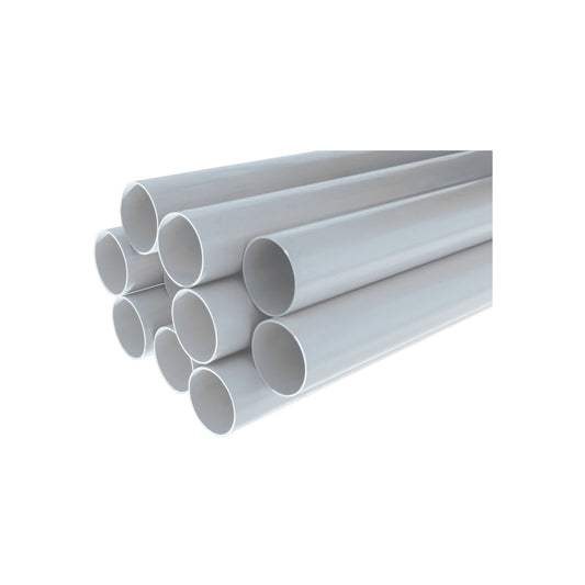 Pila de tubos PVC grises, apilados, mostrando sus extremos huecos, para instalaciones de fontanería y sanitarias