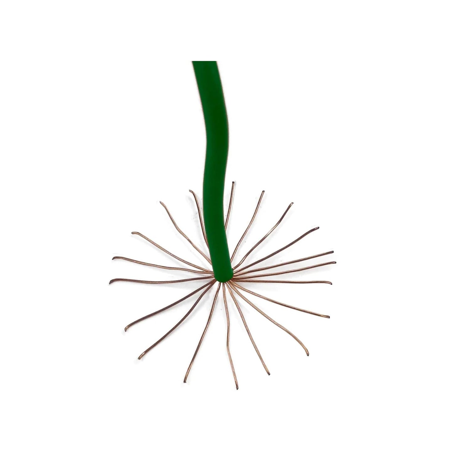 Cable eléctrico de cobre con aislamiento verde, con la punta pelada y hebras splayadas para conexión.