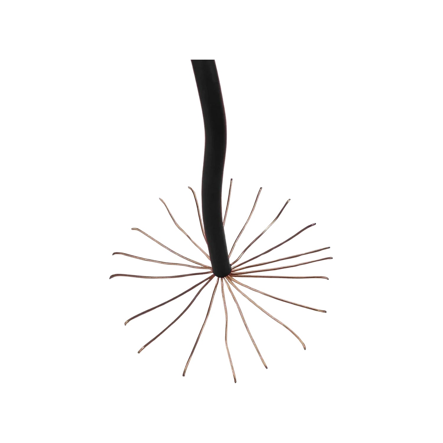 Cable eléctrico negro con aislamiento pelado, mostrando hebras de cobre conductoras extendidas