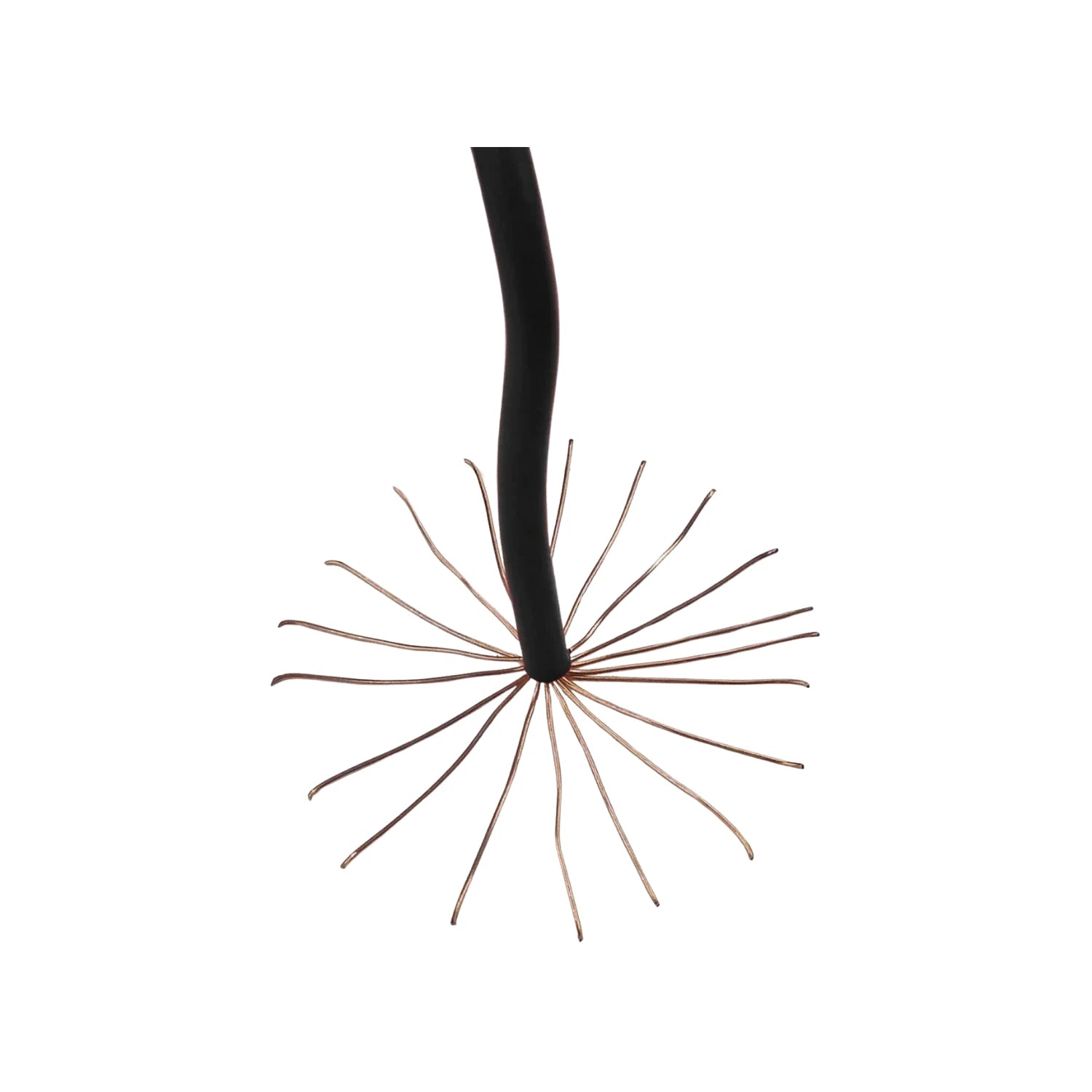 Cable eléctrico negro con aislamiento pelado, revelando múltiples hebras de cobre trenzado expuestas