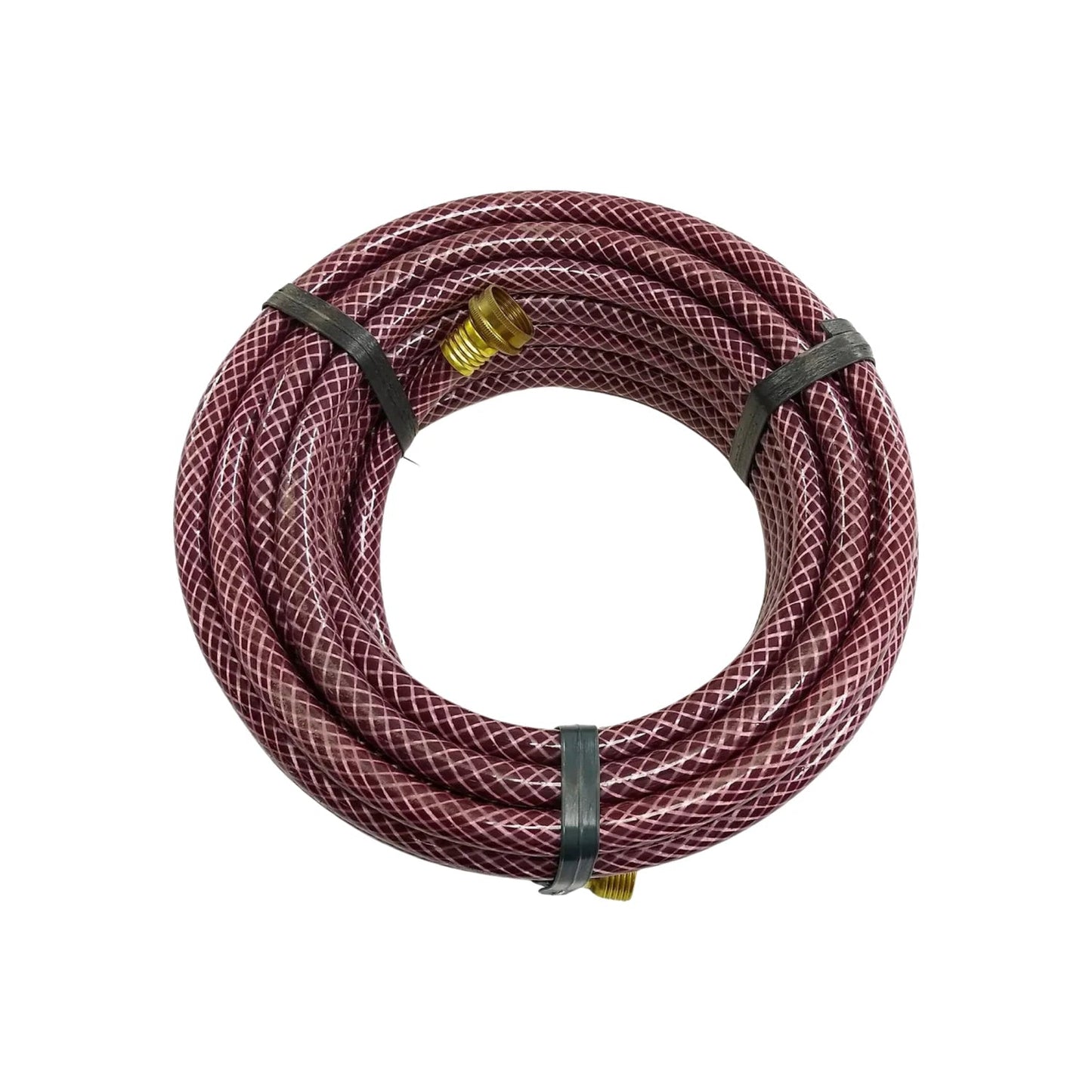 Manguera de agua tramada color rojizo, enrollada con patrón de rombos y acoples de latón, ideal para jardín y hogar.