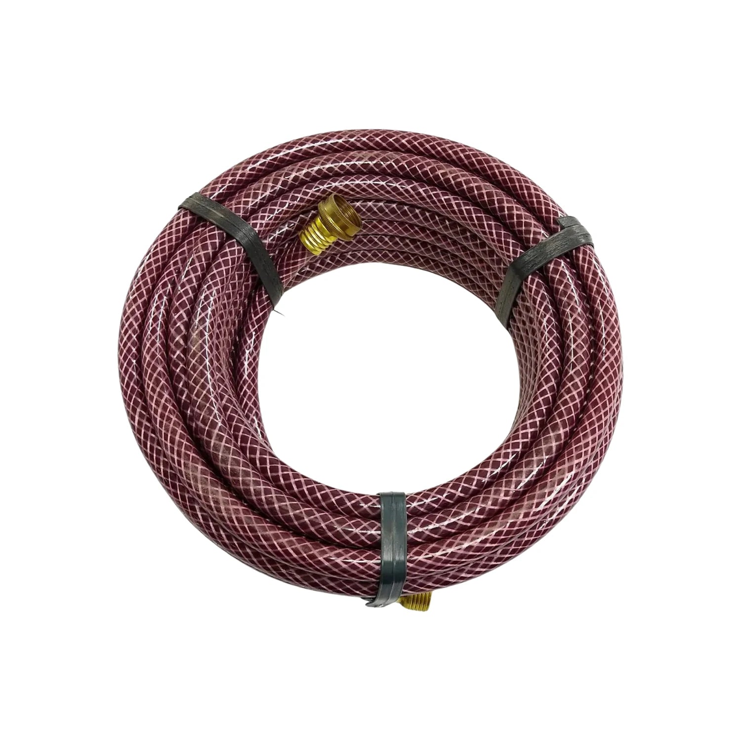 Manguera de agua tramada color rojizo, enrollada con patrón de rombos y acoples de latón, ideal para jardín y hogar.