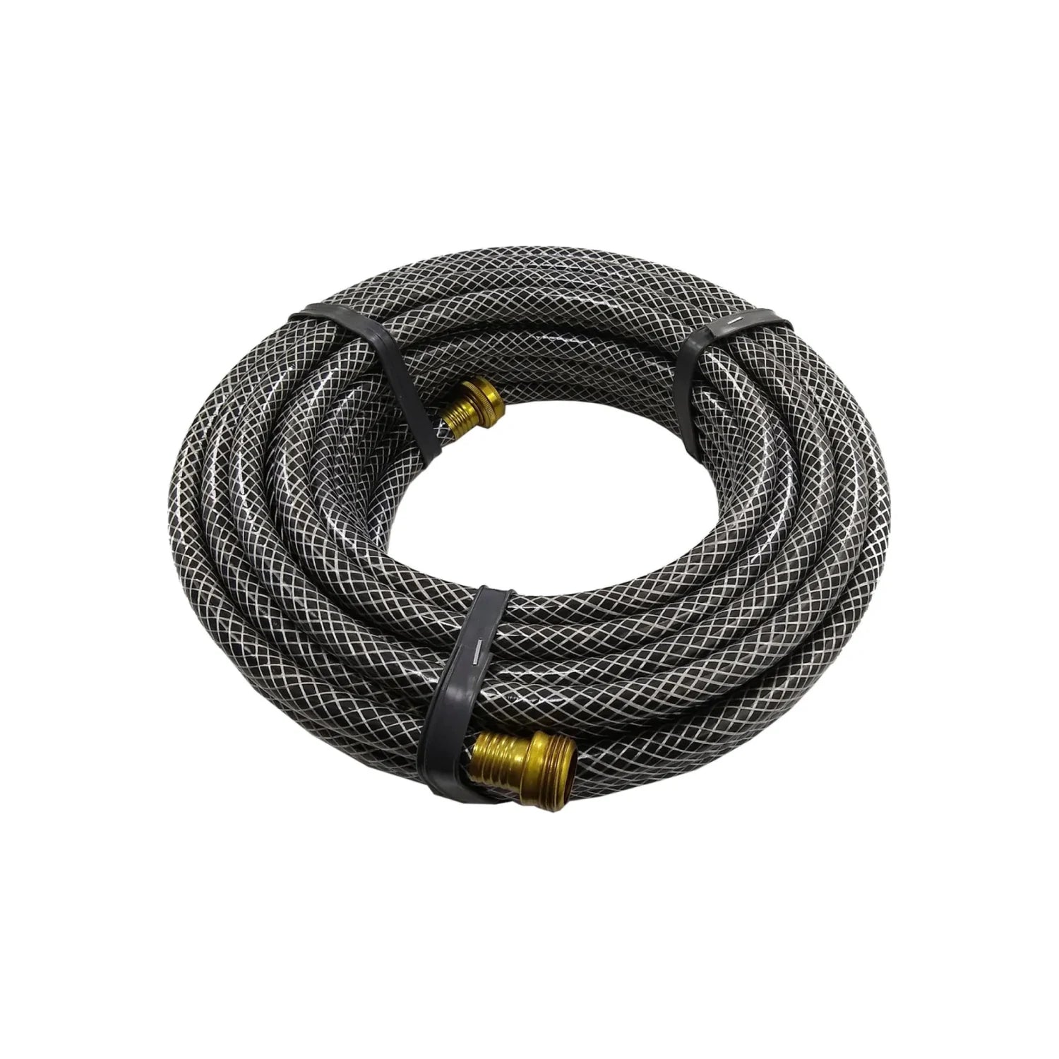 Manguera de jardín tramada negra, patrón de rombos blancos, con conexiones de latón, enrollada para riego.