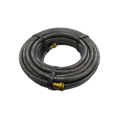 Manguera de jardín tramada negra, patrón de rombos blancos, con conexiones de latón, enrollada para riego.