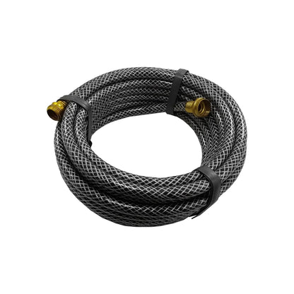 Manguera de jardín tramada gris enrollada con conexiones de latón, ideal para riego y uso exterior.