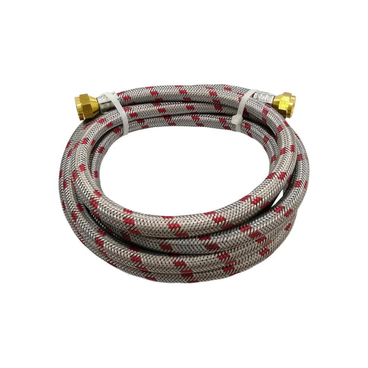 Manguera de gas flexible, metálica trenzada en plata y rojo, con conectores de latón para estufas y calentadores.