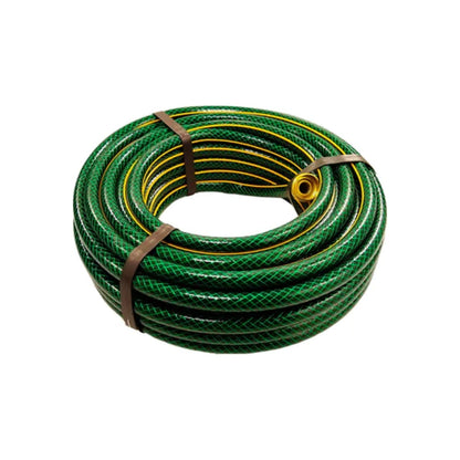 Manguera verde tramada para jardín, enrollada, con línea amarilla y conector de latón para riego.