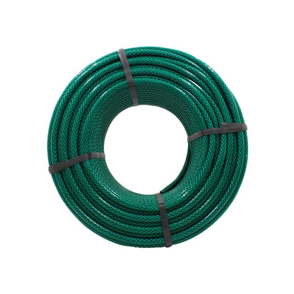 Manguera tramada verde para jardín, enrollada y asegurada, perfecta para riego exterior y almacenaje fácil.