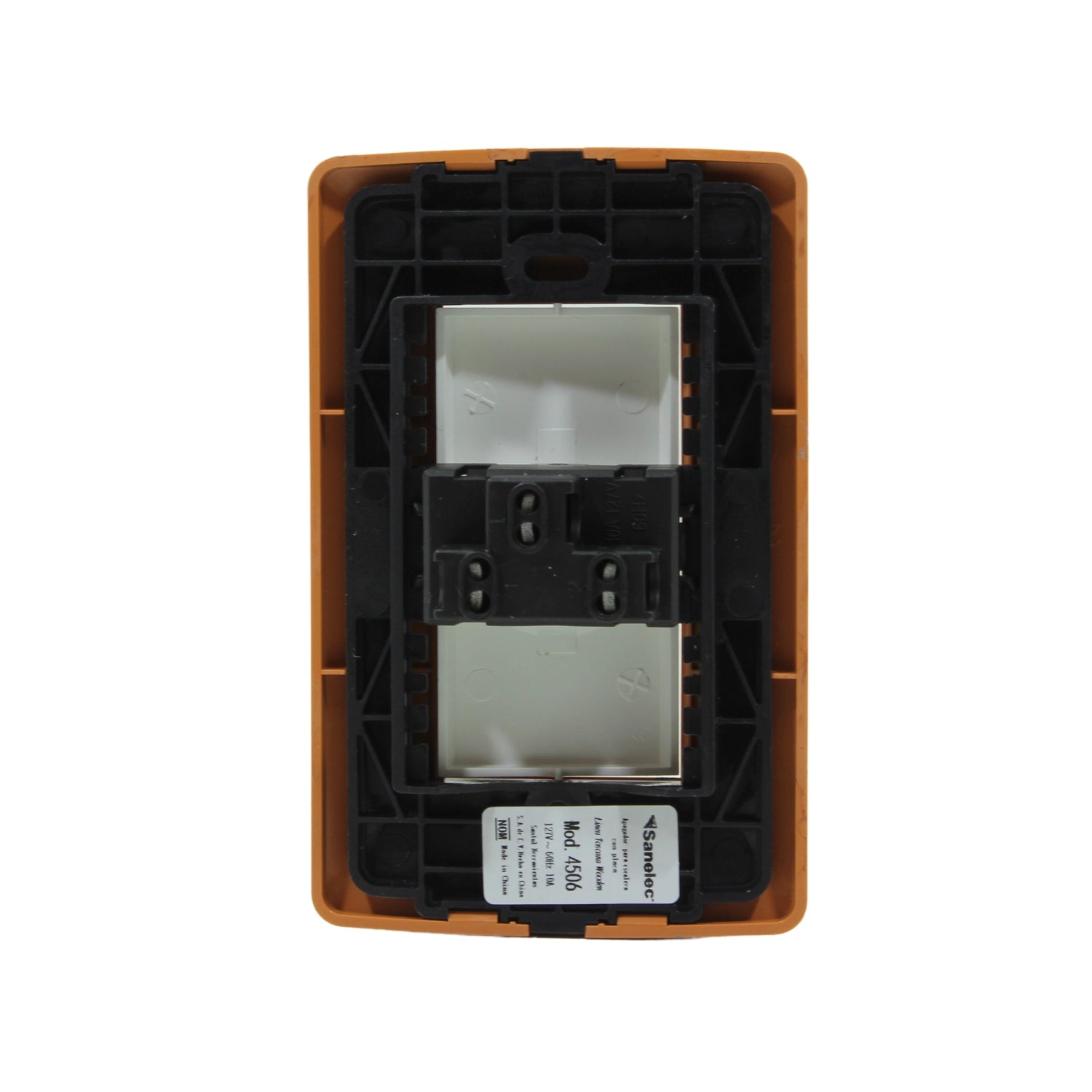 Placa Sanelec Mod. 4506 con interruptor eléctrico simple, 10A 127V, vista posterior en marco naranja terracota.