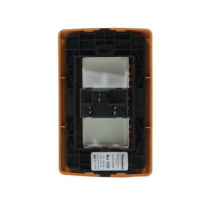 Placa Sanelec Mod. 4506 con interruptor eléctrico simple, 10A 127V, vista posterior en marco naranja terracota.