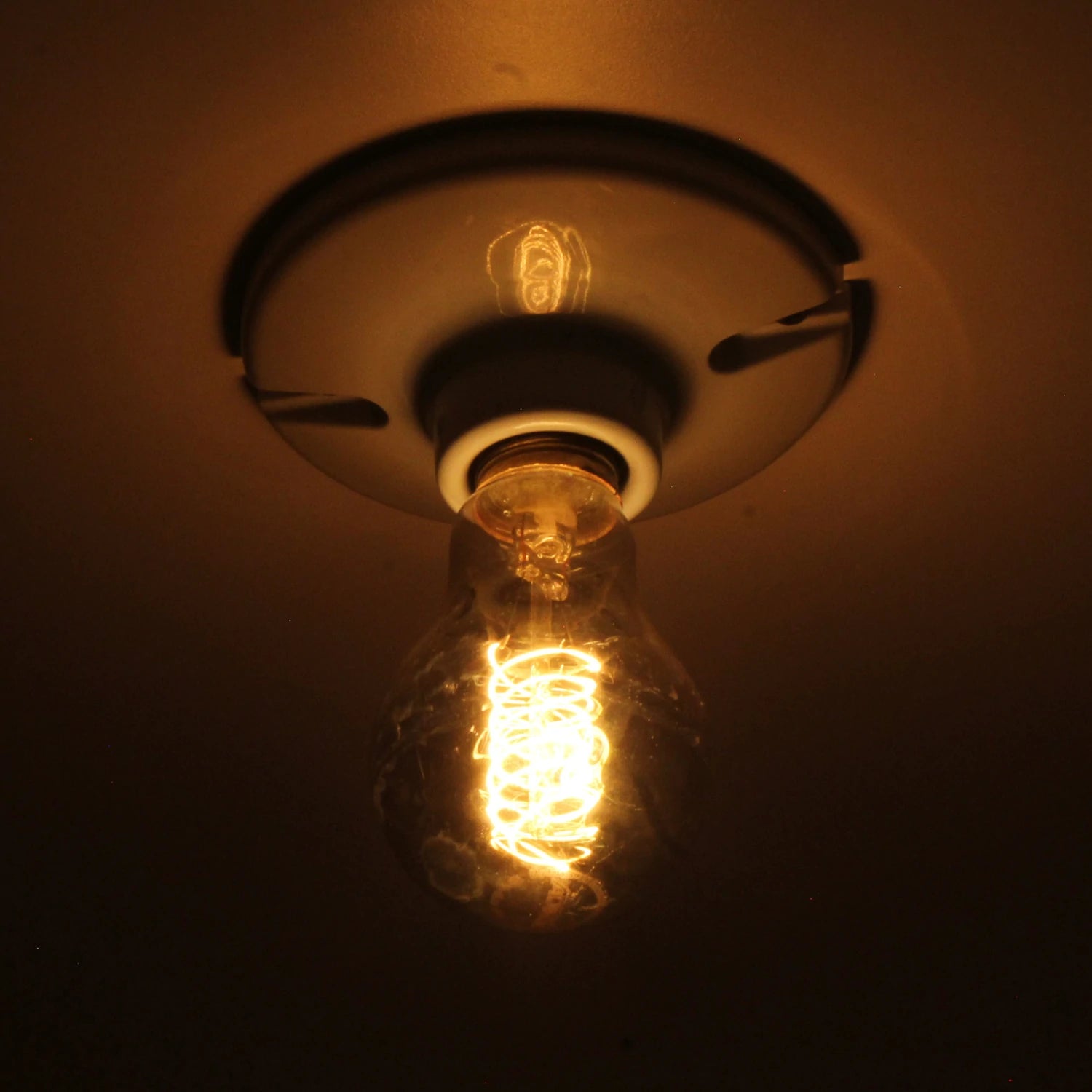 Bulbo incandescente vintage 40W de filamento espiral de carbón encendido, luz ámbar decorativa