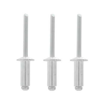 Tres remaches pop ciegos de aluminio plateados de 1/4 pulgada para trabajos de fijación rápida.