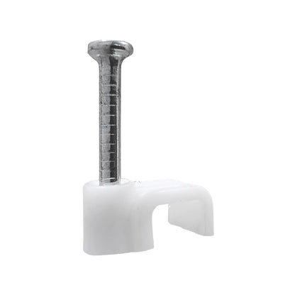 Grapa recta de plástico blanca con clavo, para sujeción de cables en instalaciones eléctricas.