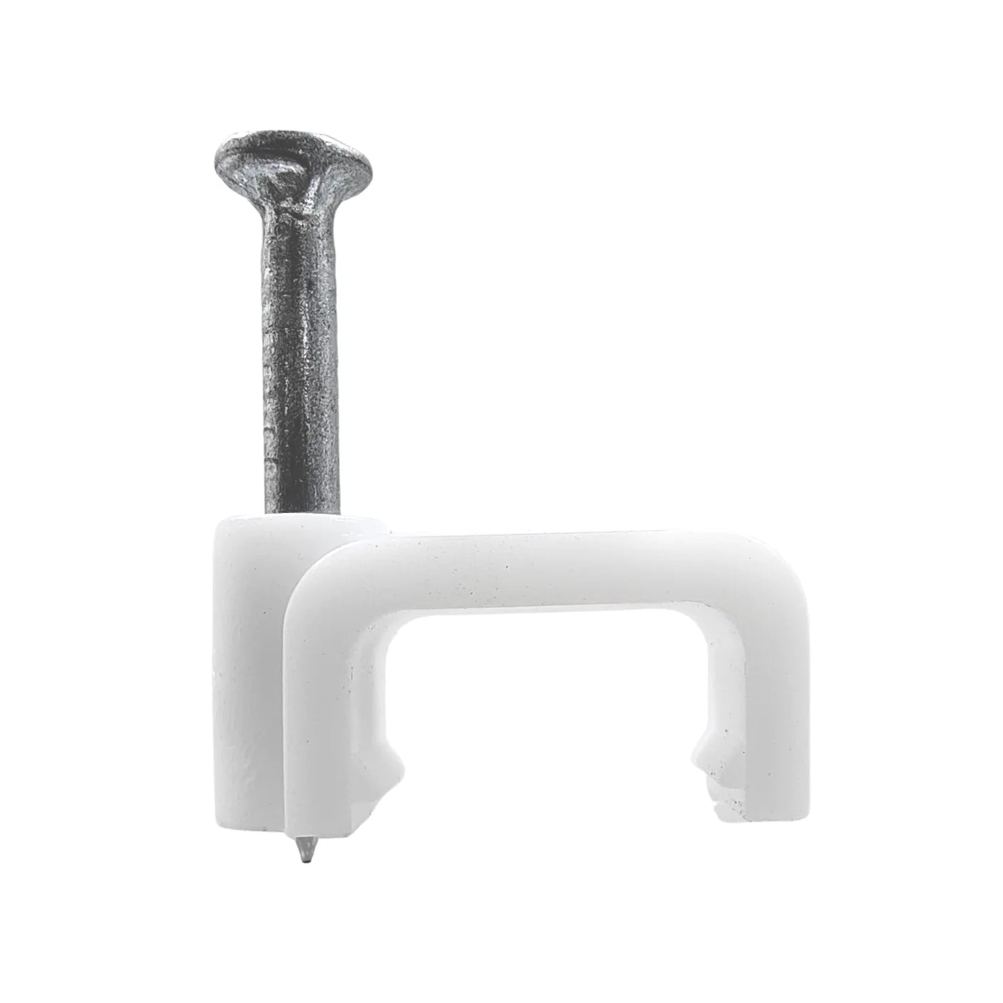 Grapa para cable blanca con clavo de acero para fijación de cables eléctricos y datos en pared.