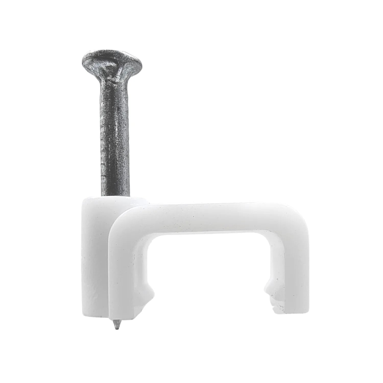 Grapa para cable blanca con clavo de acero para fijación de cables eléctricos y datos en pared.