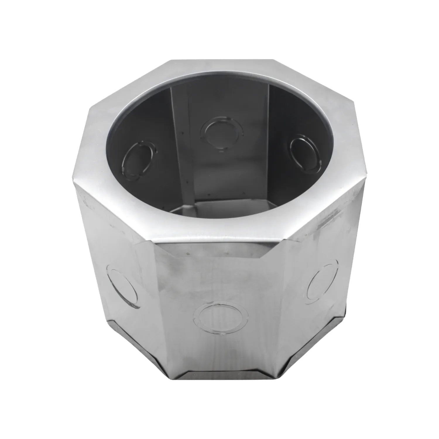 Caja de registro octogonal metálica profunda con orificios pre-troquelados para instalaciones eléctricas.