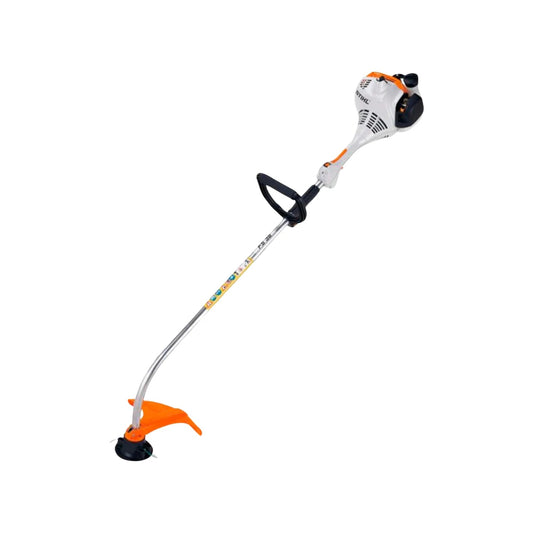 Desbrozadora Stihl FS 38, 27 CC, gasolina, eje curvo, blanco/naranja, para jardín y maleza.