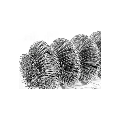 Varios rollos de malla ciclónica galvanizada para cercas y seguridad, construcción resistente.