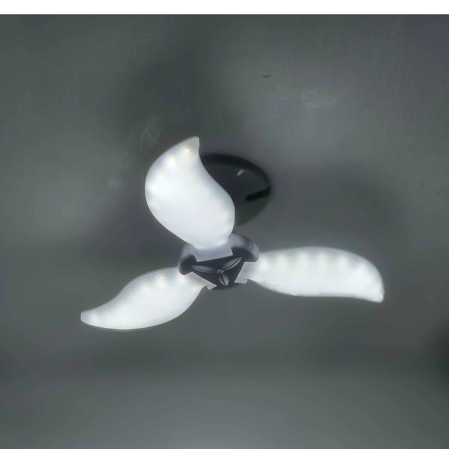 Lámpara ventilador de techo 45W, 3 aspas blancas con iluminación LED integrada, diseño moderno