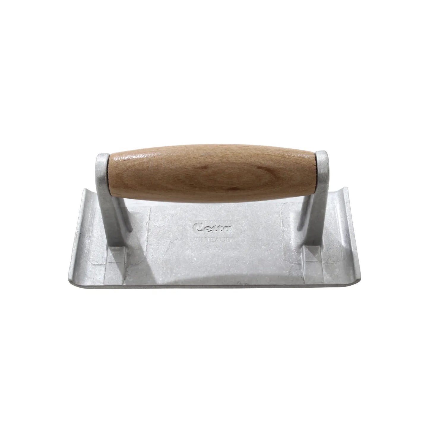 Volteador de concreto Celta con mango de madera y base de aluminio para acabados precisos en bordes de cemento.