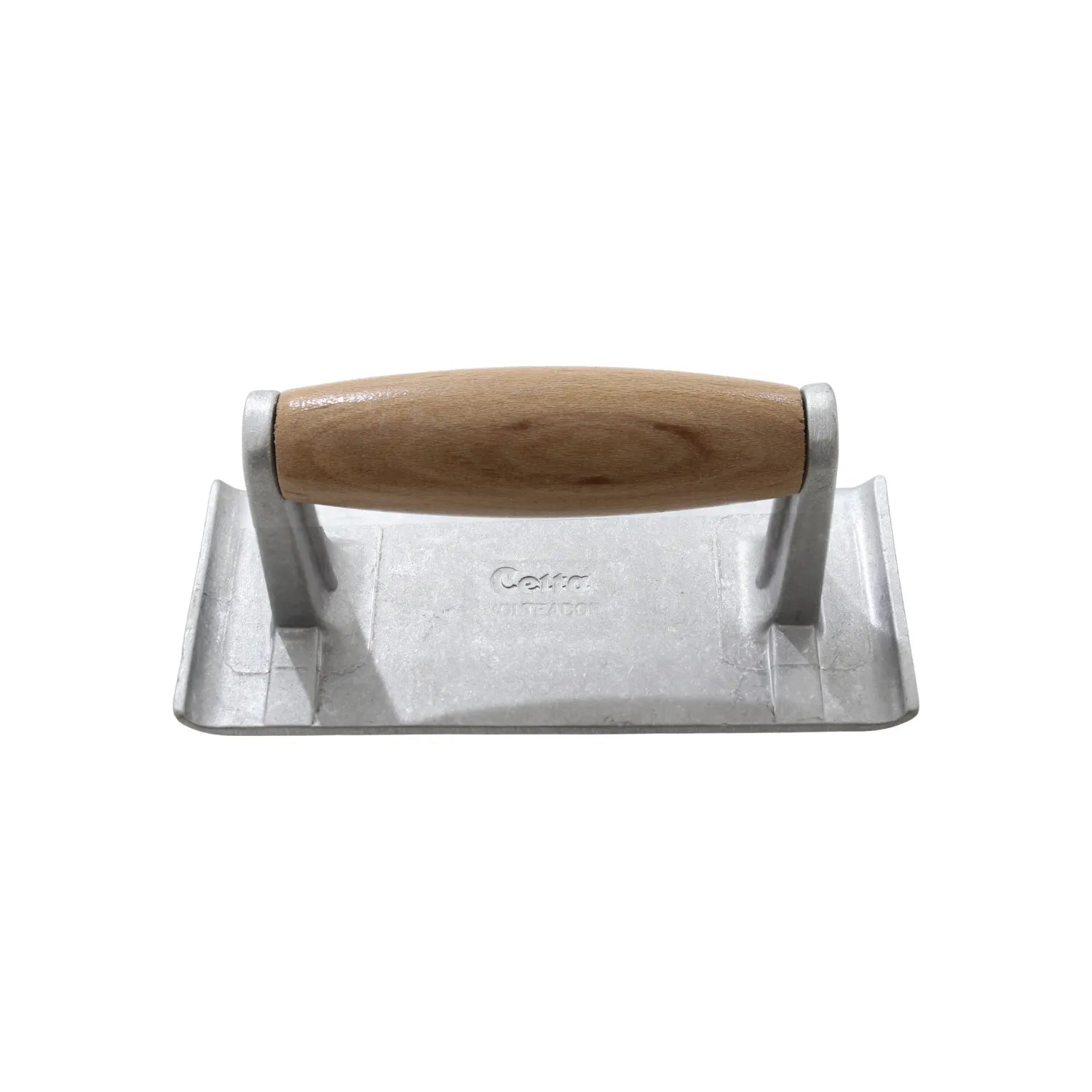 Volteador de concreto Celta con mango de madera y base de aluminio para acabados precisos en bordes de cemento.