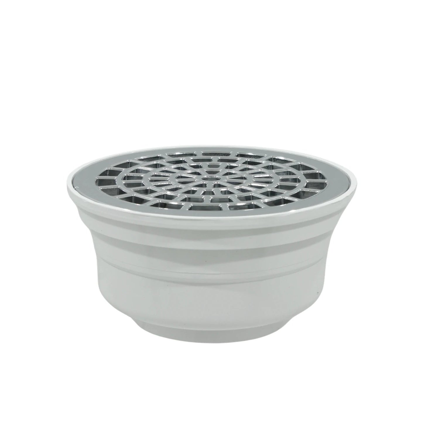 Coladera universal blanca de piso con rejilla cromada brillante y patrón geométrico para baño