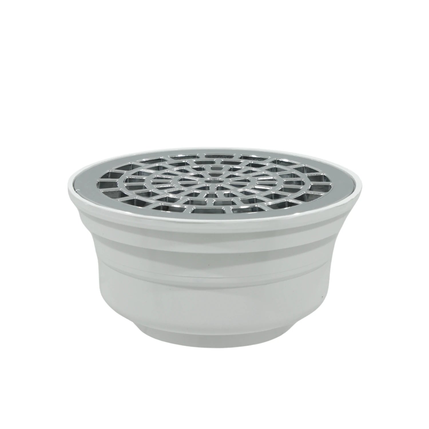 Coladera universal blanca de piso con rejilla cromada brillante y patrón geométrico para baño