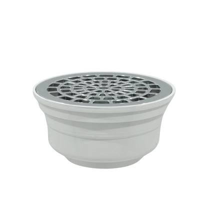 Coladera universal blanca de piso con rejilla cromada brillante y patrón geométrico para baño
