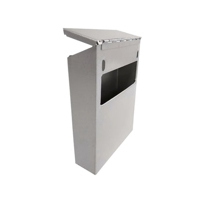 Buzón de cartas reforzado metálico plateado con tapa abatible y ranura frontal para montaje en pared.
