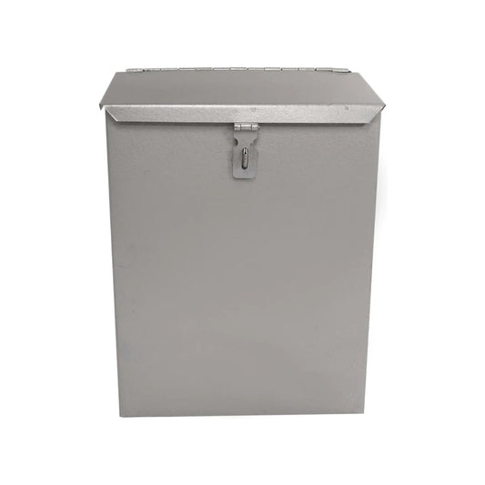 Buzón metálico gris reforzado con tapa inclinada y pestillo para candado, ideal para proteger correspondencia