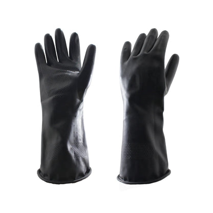 Guantes de goma negros industriales con palma texturizada y puño largo para limpieza y protección química.