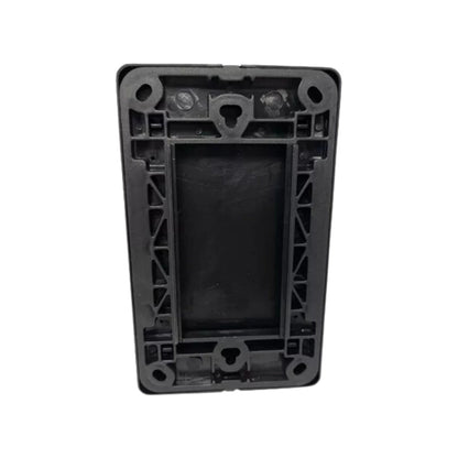 Placa ciega negra de plástico con orificios de montaje para caja eléctrica o toma de corriente, vista trasera con refuerzos