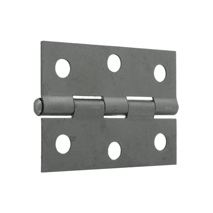 Bisagra de acero satinado de 2.5 pulgadas, herraje para puerta o gabinete con acabado gris metálico.