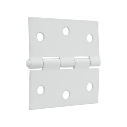 Bisagra de metal blanca con esquinas cuadradas, ideal para puertas y gabinetes, con ocho orificios de fijación.