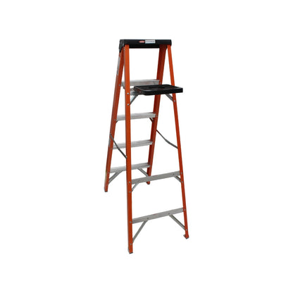 Escalera de tijera de fibra de vidrio naranja con 4 peldaños y bandeja portaherramientas.