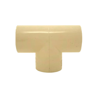 Tee CPVC 1/2 pulgada (13 mm) color crema para conexiones de tubería de agua caliente y fría en plomería.
