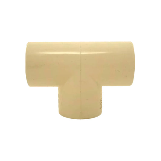 Tee CPVC 1/2 pulgada (13 mm) color crema para conexiones de tubería de agua caliente y fría en plomería.
