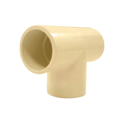 Conexión Tee CPVC 3/4" (19 mm) para sistemas de tuberías de agua caliente y fría, color beige.