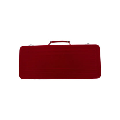 Caja de herramientas metálica roja con asa y cierres de seguridad para organización de herramientas manuales.