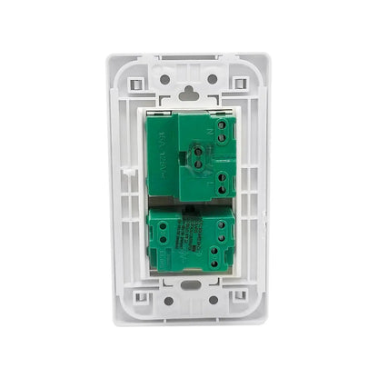 Placa eléctrica blanca con un apagador y un contacto polarizado 15A 125V, modelo WB-62, vista trasera de instalación