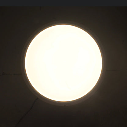 Lámpara panel LED redonda blanca 18W sobreponer, luz cálida encendida, ideal para techos modernos, 3 tonos