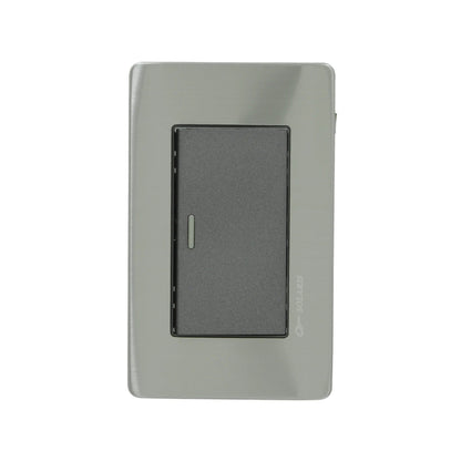 Placa de apagador simple Solaris, gris metálico cepillado, con interruptor negro.