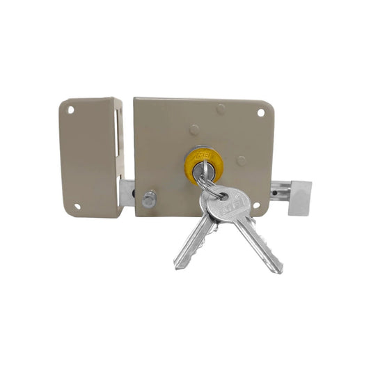Cerradura de sobreponer MG color beige, con llaves insertadas, para fácil instalación en puertas de madera.