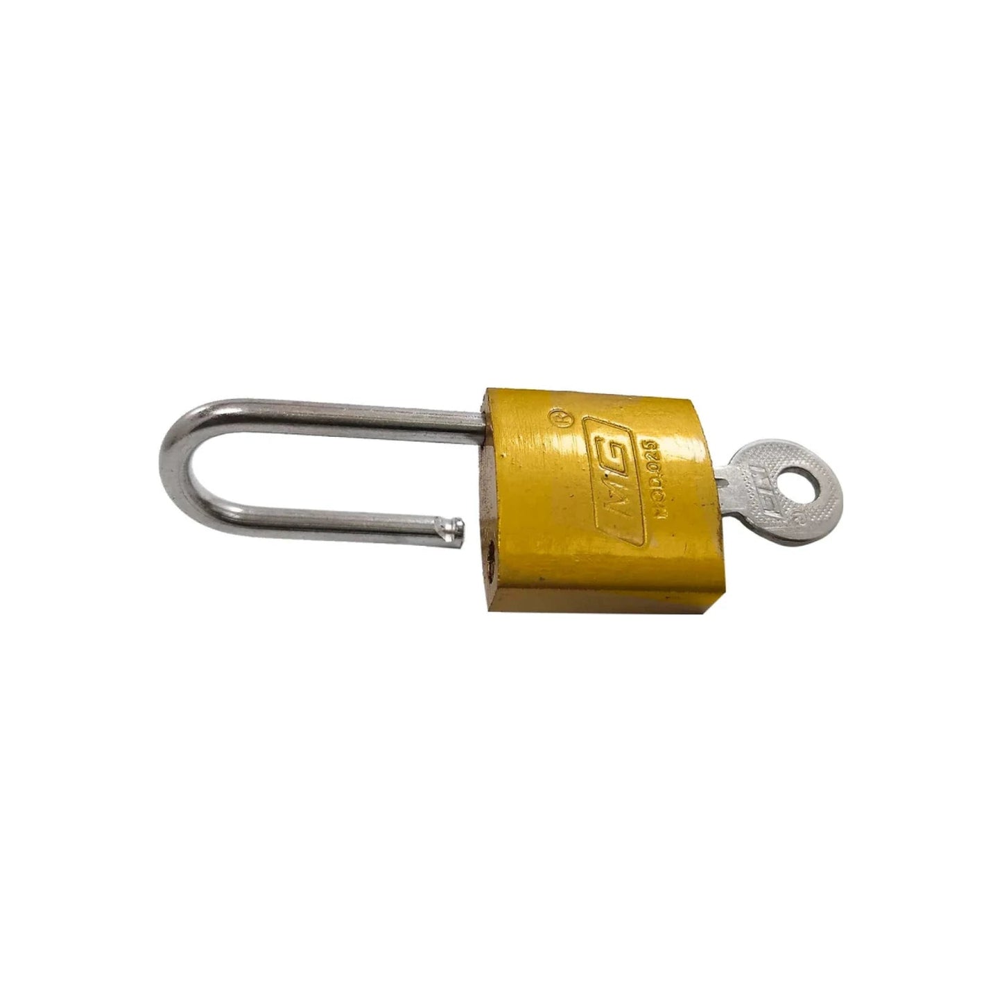 Candado de seguridad MG dorado con gancho largo y llave insertada, ideal para asegurar puertas, rejas o casilleros.